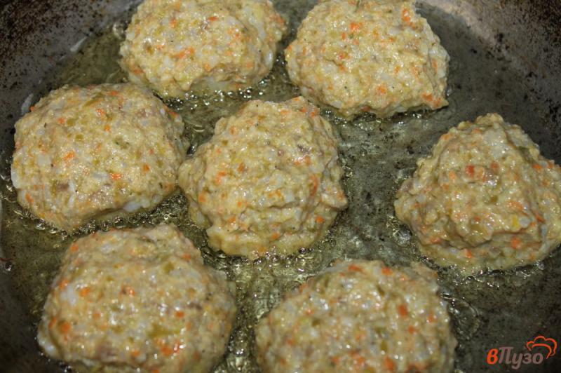 Фото приготовление рецепта: Мясные котлетки с рисом и овощами в томатном соусе шаг №6