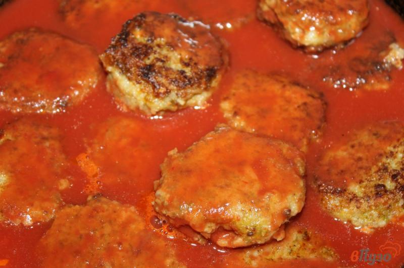 Фото приготовление рецепта: Мясные котлетки с рисом и овощами в томатном соусе шаг №8