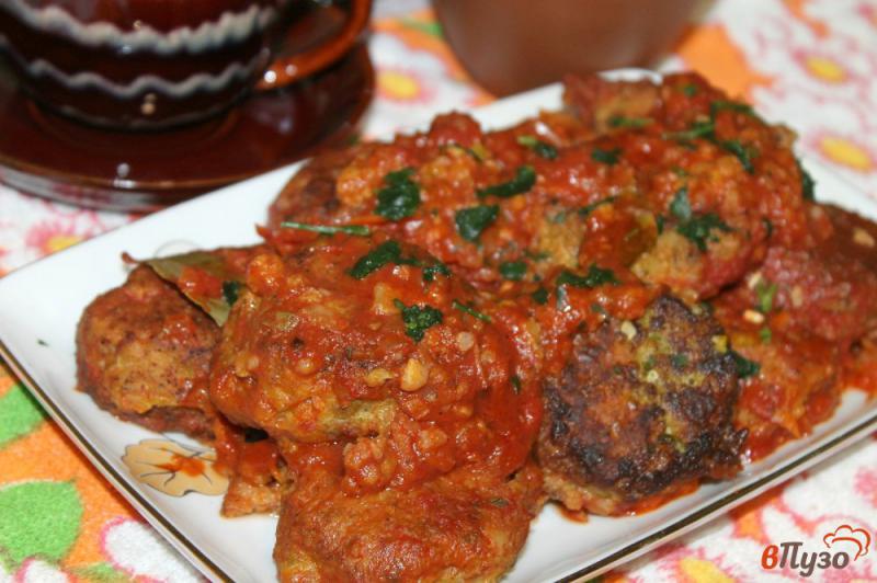 Фото приготовление рецепта: Мясные котлетки с рисом и овощами в томатном соусе шаг №9