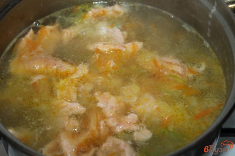 Фото приготовление рецепта: Картофельный суп с красной рыбой шаг №6