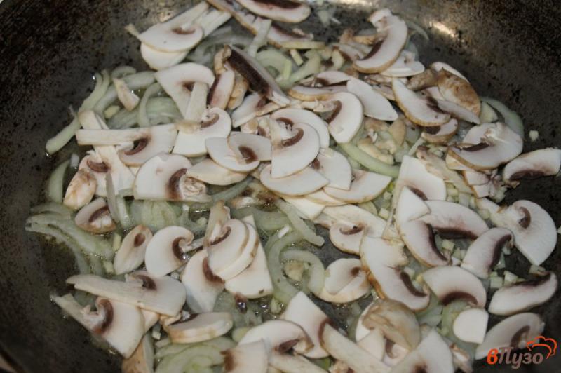 Фото приготовление рецепта: Гарнир из спаржевой фасоли с грибами и луком шаг №2
