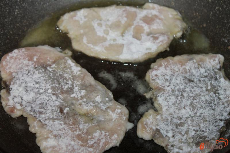 Фото приготовление рецепта: Куриные отбивные с грибами и сыром шаг №5