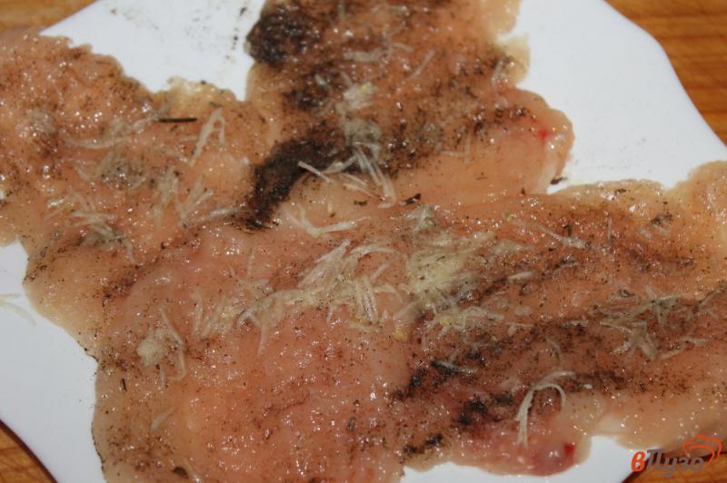 Фото приготовление рецепта: Куриные отбивные с грибами и сыром шаг №3