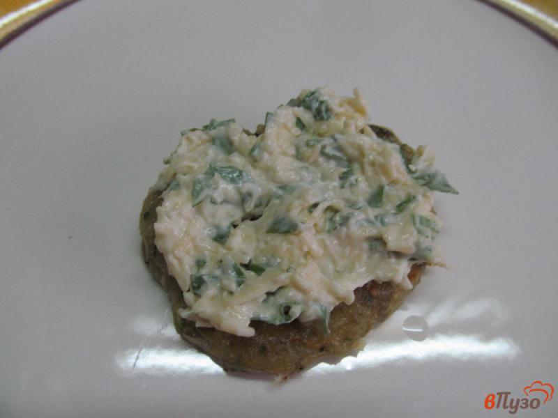 Фото приготовление рецепта: Закуска из кабачковых лепешек с грибами и сырным соусом шаг №6