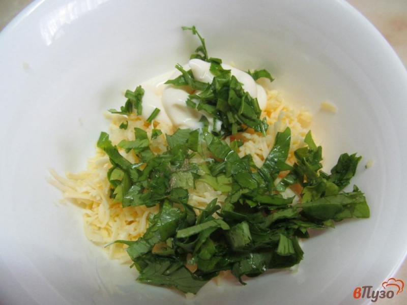 Фото приготовление рецепта: Закуска из кабачковых лепешек с грибами и сырным соусом шаг №4