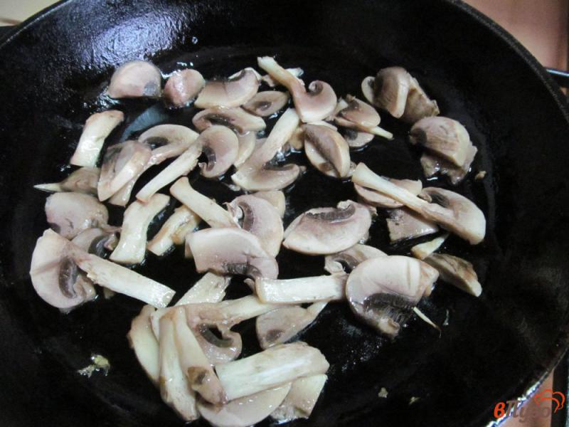 Фото приготовление рецепта: Закуска из кабачковых лепешек с грибами и сырным соусом шаг №5