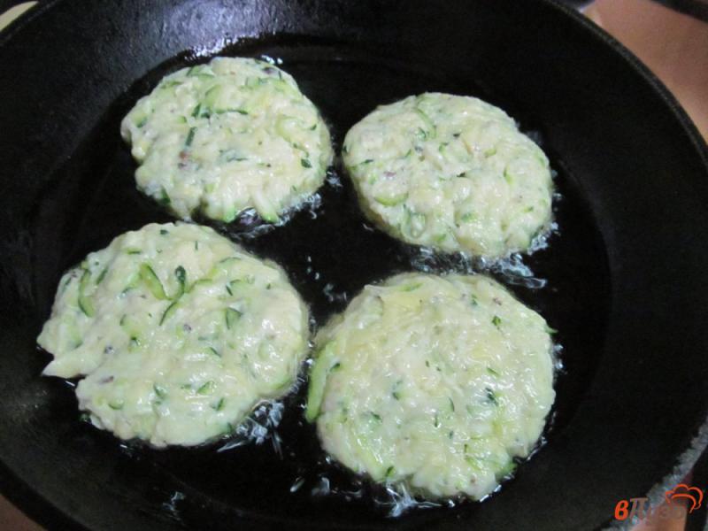 Фото приготовление рецепта: Закуска из кабачковых лепешек с грибами и сырным соусом шаг №3