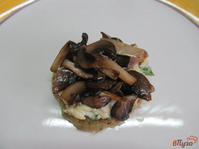 Фото приготовление рецепта: Закуска из кабачковых лепешек с грибами и сырным соусом шаг №7