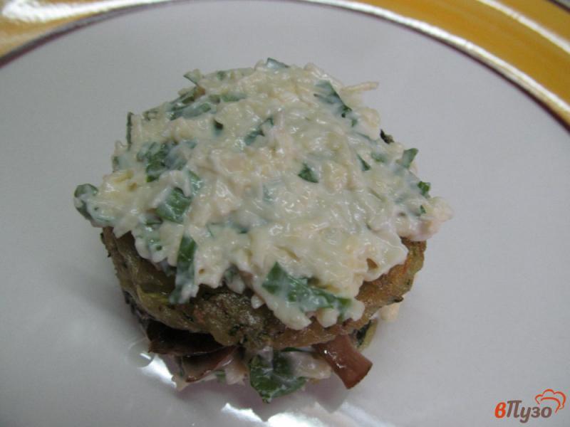 Фото приготовление рецепта: Закуска из кабачковых лепешек с грибами и сырным соусом шаг №8