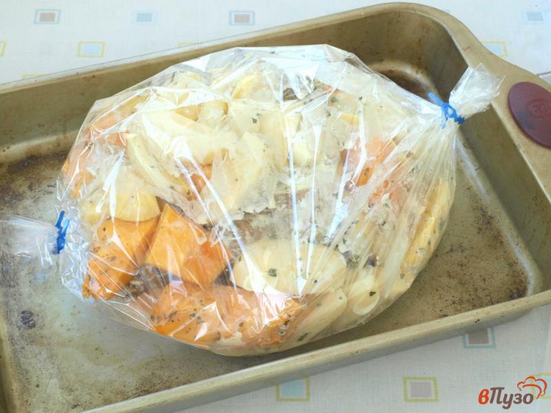 Фото приготовление рецепта: Курица запечённая в рукаве с тыквой и картофелем шаг №3