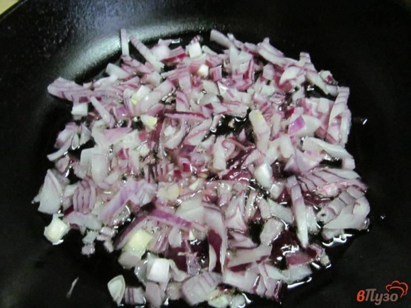 Фото приготовление рецепта: Домашние булочки с карамельным луком шаг №4