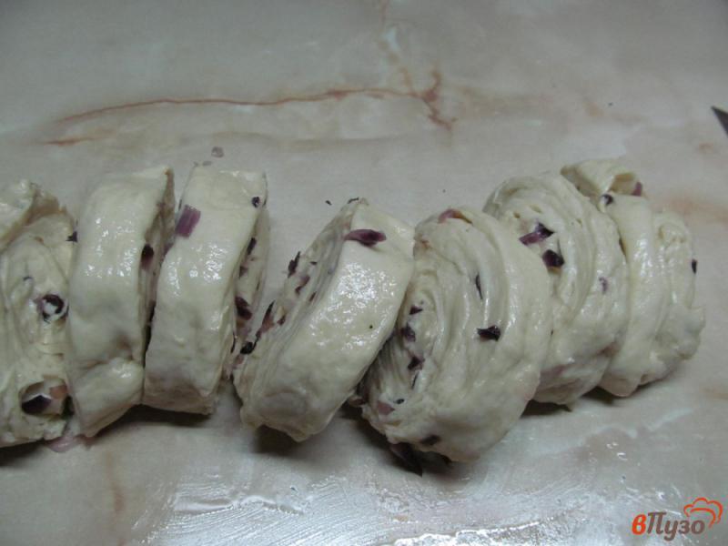 Фото приготовление рецепта: Домашние булочки с карамельным луком шаг №7