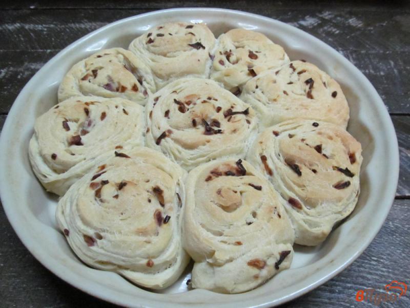 Фото приготовление рецепта: Домашние булочки с карамельным луком шаг №9