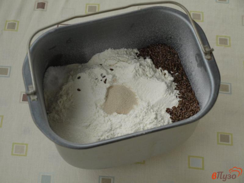Фото приготовление рецепта: Молочный хлеб с семенами льна в хлебопечке шаг №2