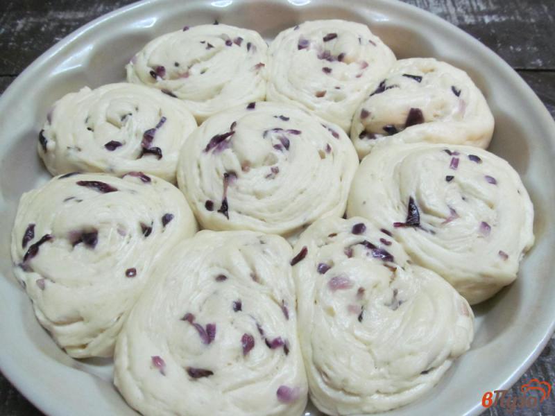 Фото приготовление рецепта: Домашние булочки с карамельным луком шаг №8
