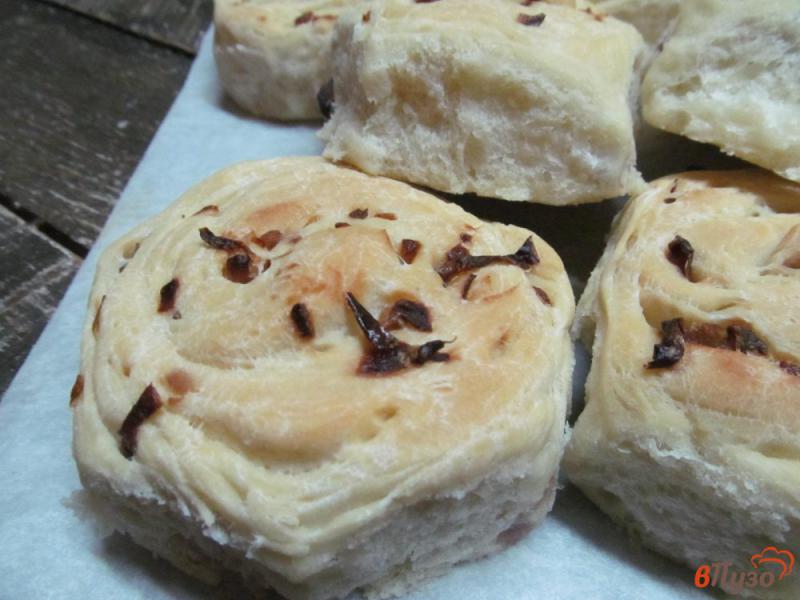 Фото приготовление рецепта: Домашние булочки с карамельным луком шаг №10