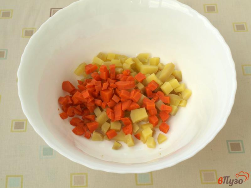 Фото приготовление рецепта: Салат из сельди с яблоком и яйцом шаг №1