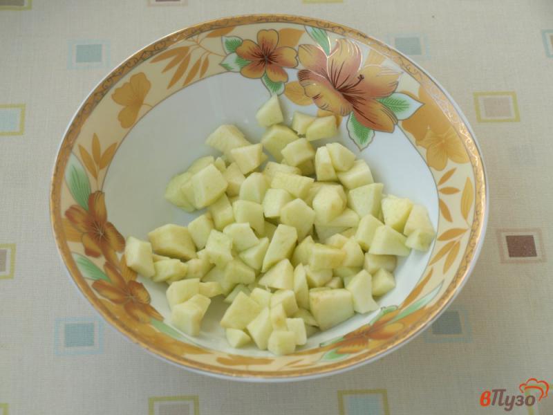 Фото приготовление рецепта: Салат из сельди с яблоком и яйцом шаг №2