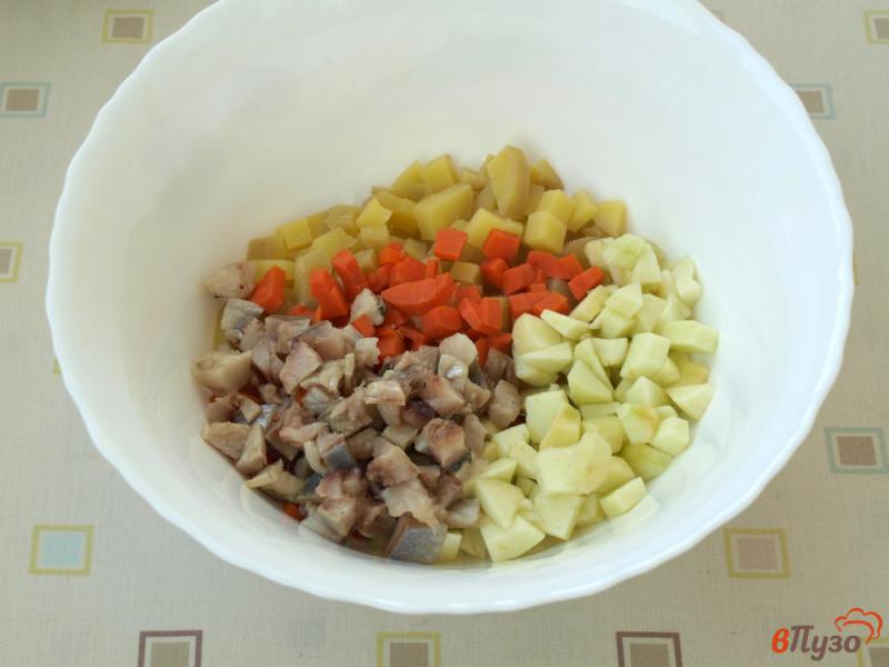 Фото приготовление рецепта: Салат из сельди с яблоком и яйцом шаг №3