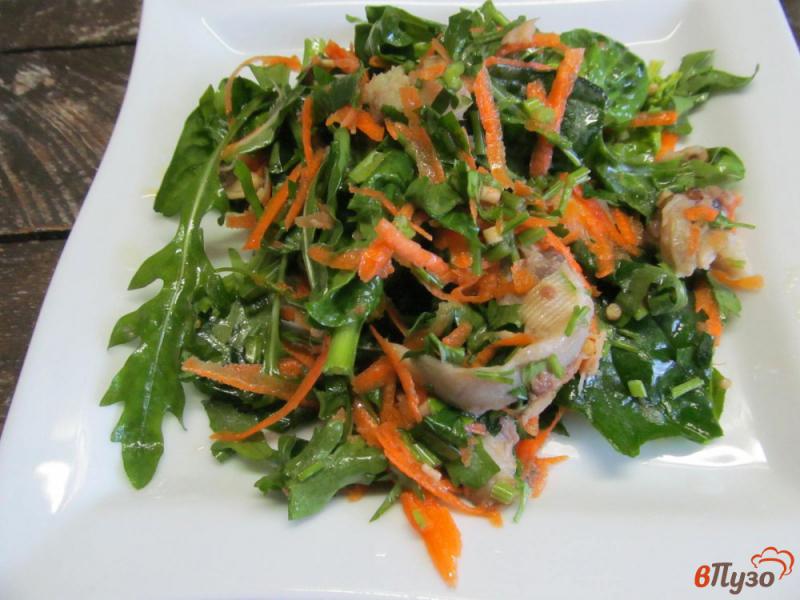 Фото приготовление рецепта: Салат из зелени с рыбой шаг №5