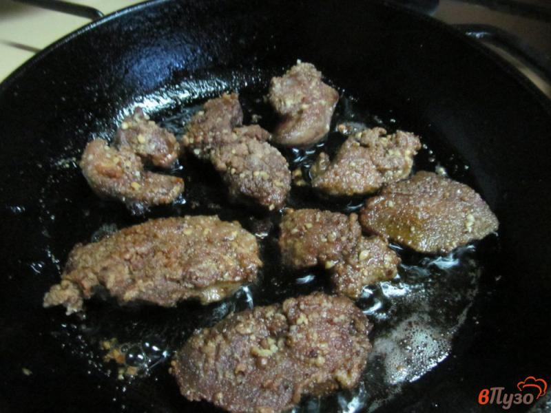 Фото приготовление рецепта: Куриная печень в ореховой панировке шаг №4