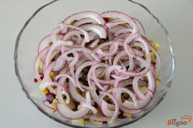 Фото приготовление рецепта: Свекольный салат с солеными огурцами и горошком шаг №3