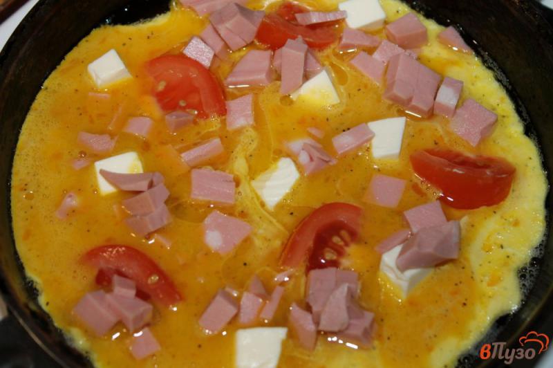 Фото приготовление рецепта: Омлет - рулет с вареной колбасой и помидорами шаг №4