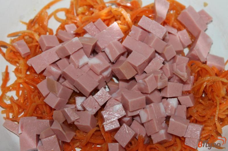 Фото приготовление рецепта: Салат с вареной колбасой, помидорами и корейской морковью шаг №2