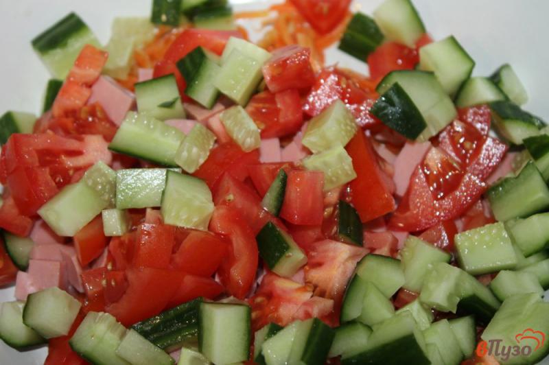 Фото приготовление рецепта: Салат с вареной колбасой, помидорами и корейской морковью шаг №4