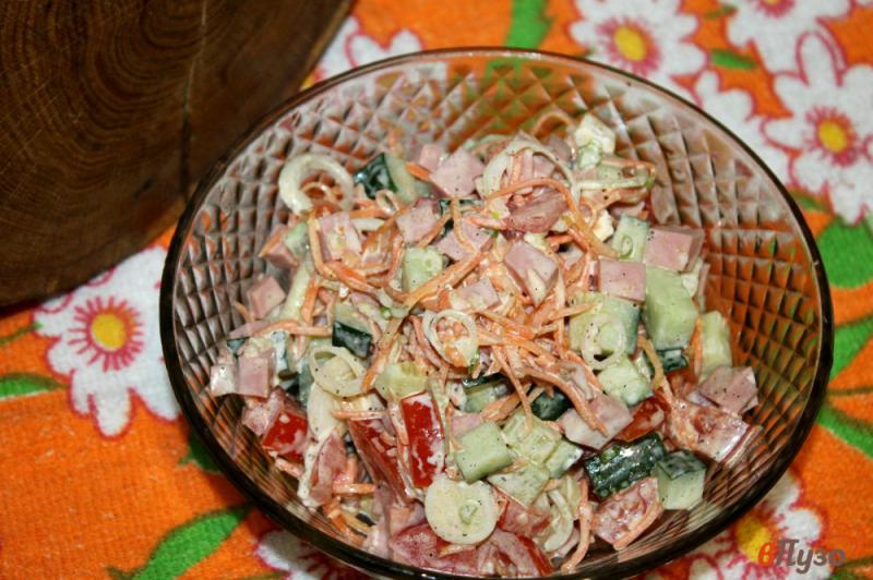 Фото приготовление рецепта: Салат с вареной колбасой, помидорами и корейской морковью шаг №6