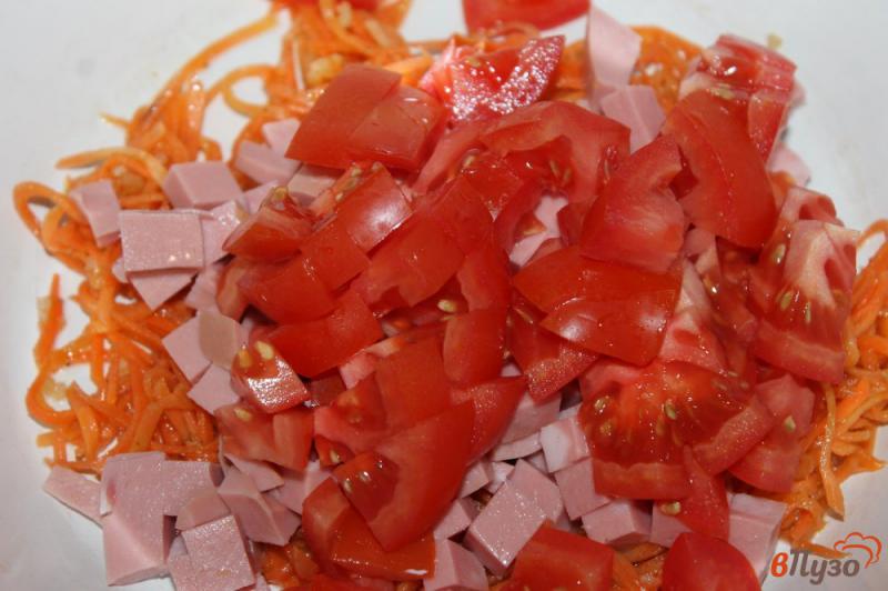 Фото приготовление рецепта: Салат с вареной колбасой, помидорами и корейской морковью шаг №3