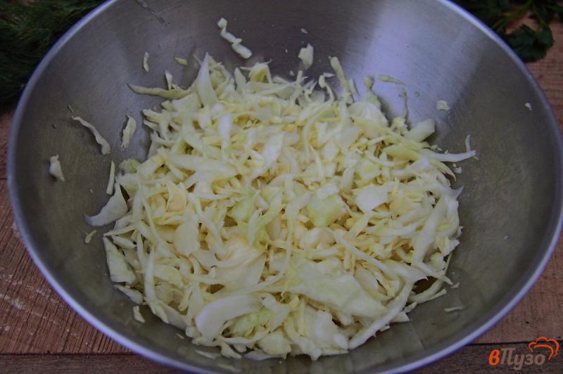Фото приготовление рецепта: Салат из капусты с соленым огурцом, яйцами и горошком шаг №2