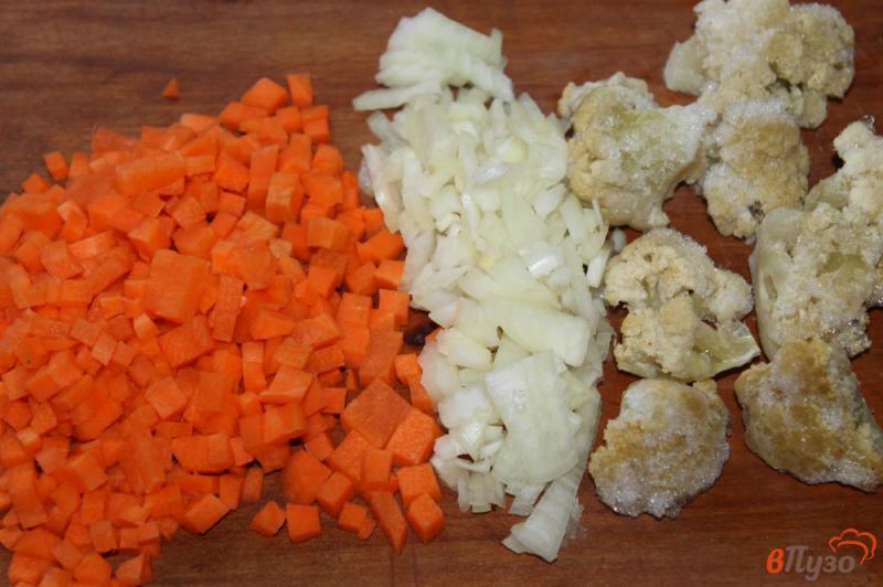 Фото приготовление рецепта: Картофельный суп с фрикадельками и цветной капустой шаг №2