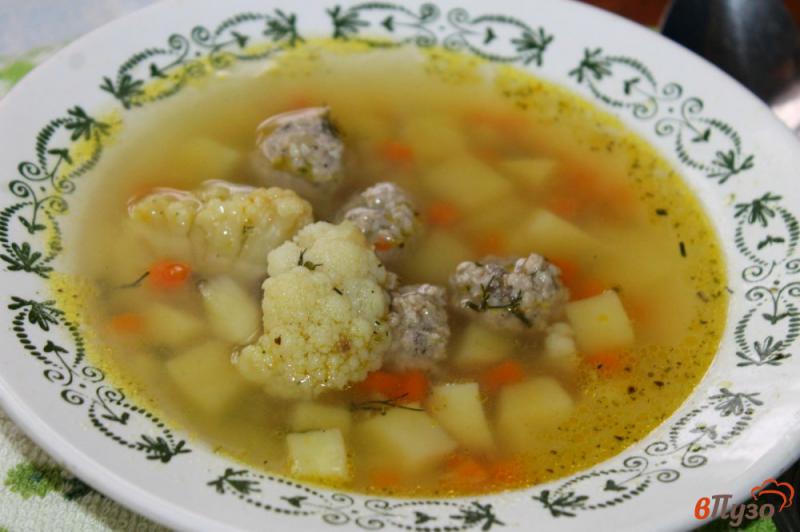 Фото приготовление рецепта: Картофельный суп с фрикадельками и цветной капустой шаг №7