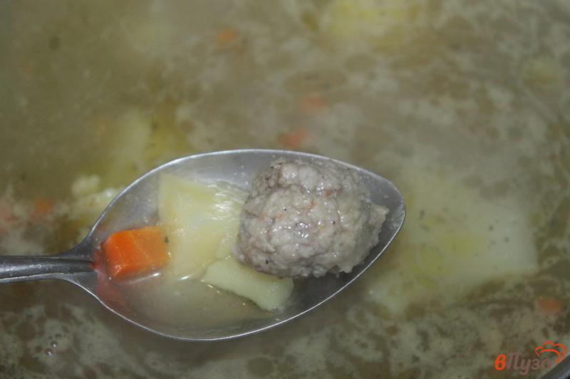 Фото приготовление рецепта: Картофельный суп с фрикадельками и цветной капустой шаг №6