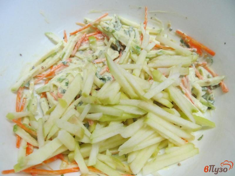 Фото приготовление рецепта: Овощной салат с яблоком шаг №4
