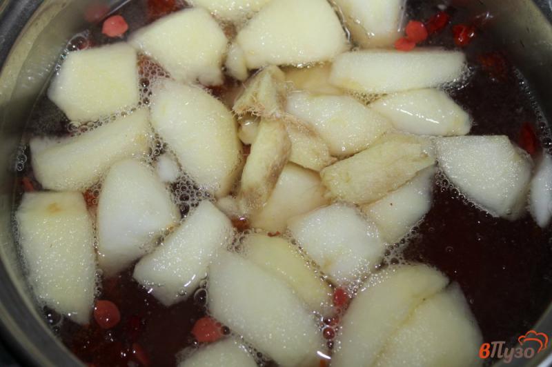 Фото приготовление рецепта: Яблочный компот с калиной и имбирем шаг №3