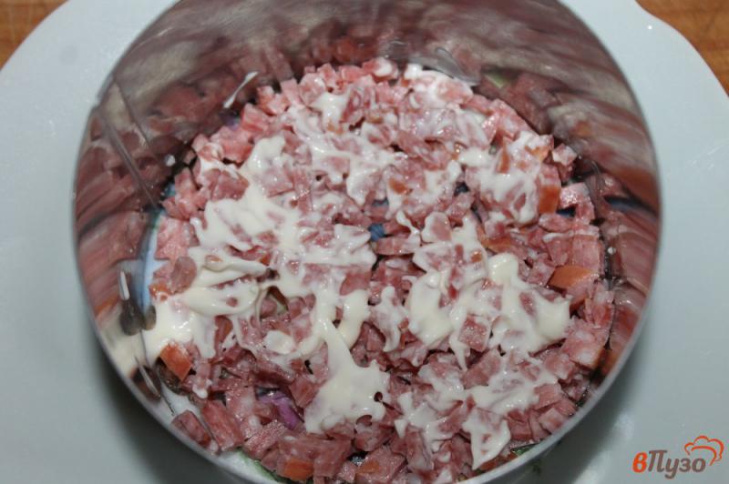 Фото приготовление рецепта: Слоеный салат с грибами, яйцом и колбасой шаг №2