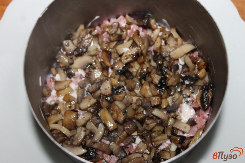 Фото приготовление рецепта: Слоеный салат с грибами, яйцом и колбасой шаг №4