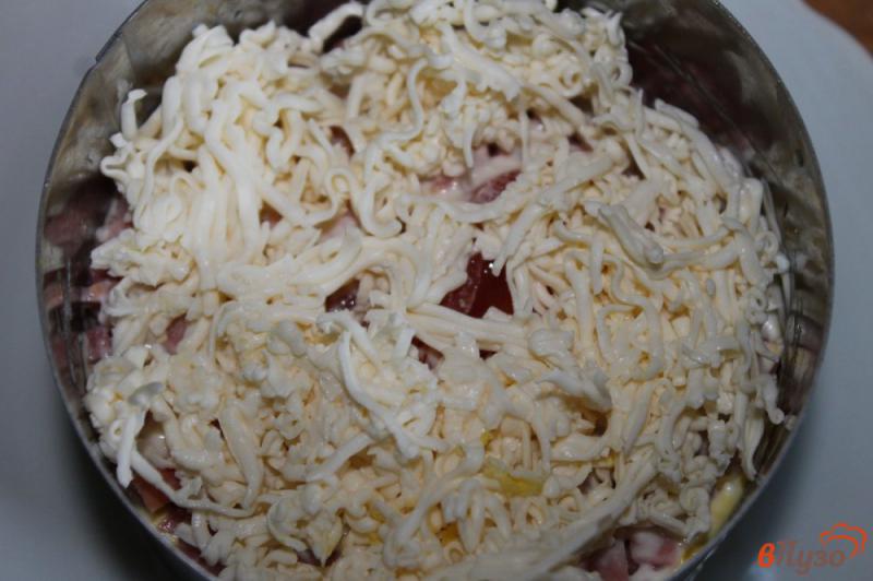 Фото приготовление рецепта: Слоеный салат с грибами, яйцом и колбасой шаг №8