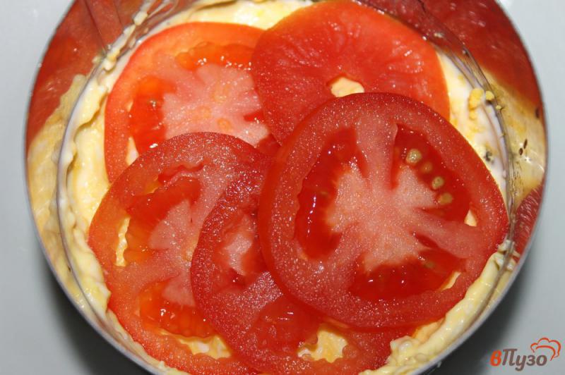 Фото приготовление рецепта: Слоеный салат с грибами, яйцом и колбасой шаг №6