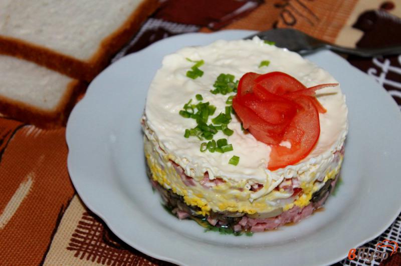 Фото приготовление рецепта: Слоеный салат с грибами, яйцом и колбасой шаг №9