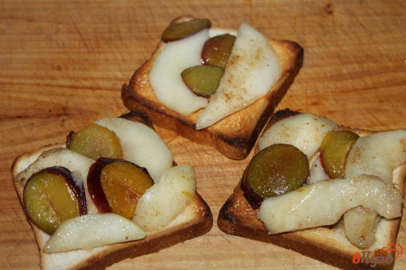 Фото приготовление рецепта: Сладкие тосты с фруктами и мороженым шаг №5