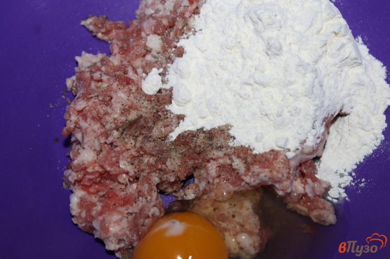 Фото приготовление рецепта: Зразы из свиного фарша с яйцом шаг №2