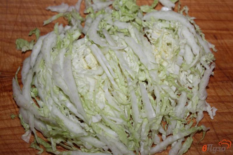 Фото приготовление рецепта: Салат из пекинской капусты с отварным куриным мясом и грибами шаг №3