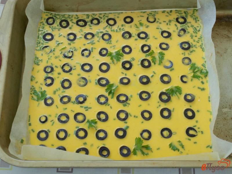 Фото приготовление рецепта: Омлет-рулет с маслинами в духовке шаг №4