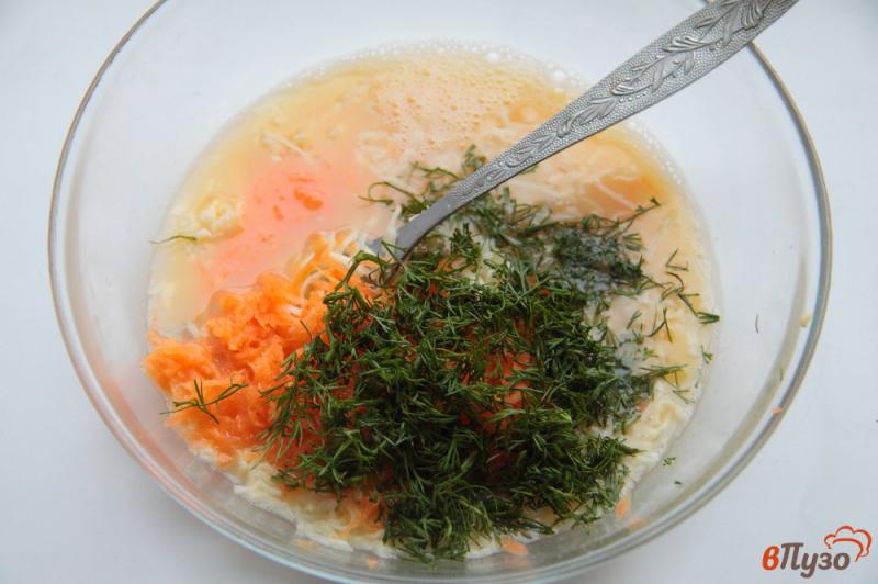 Фото приготовление рецепта: Гренки с сыром, морковью и зеленью шаг №4