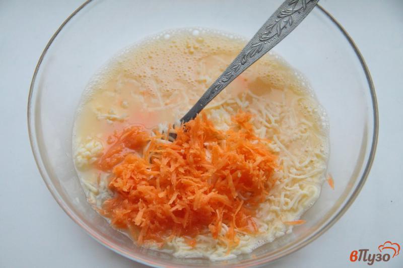 Фото приготовление рецепта: Гренки с сыром, морковью и зеленью шаг №3