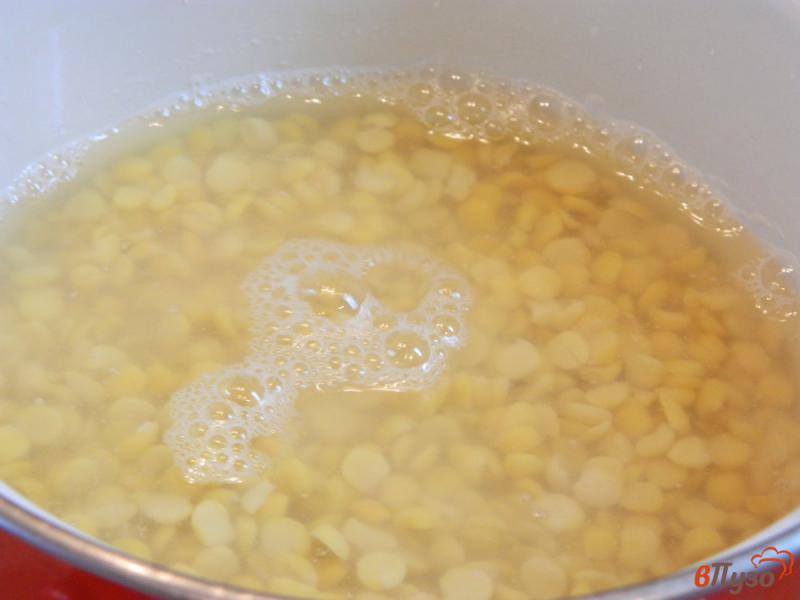 Фото приготовление рецепта: Гороховый суп на бульоне с зеленью шаг №2