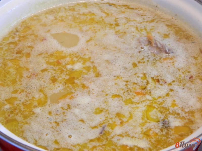 Фото приготовление рецепта: Гороховый суп на бульоне с зеленью шаг №7